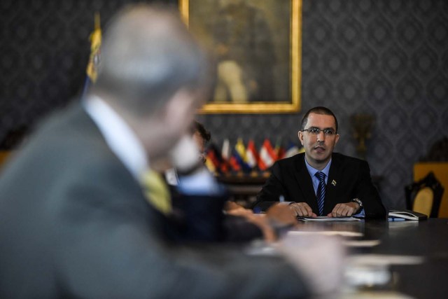 Venezuelan Foreign Minister Jorge Arreaza (R) talks with diplomats during a meeting in Caracas on November 14, 2017. The government of Nicolas Maduro on Thursday accused the United States of "fomenting violence" with its new sanctions package against Venezuelan officials after the announcement of a resumption of dialogue with the opposition. / AFP PHOTO / JUAN BARRETO