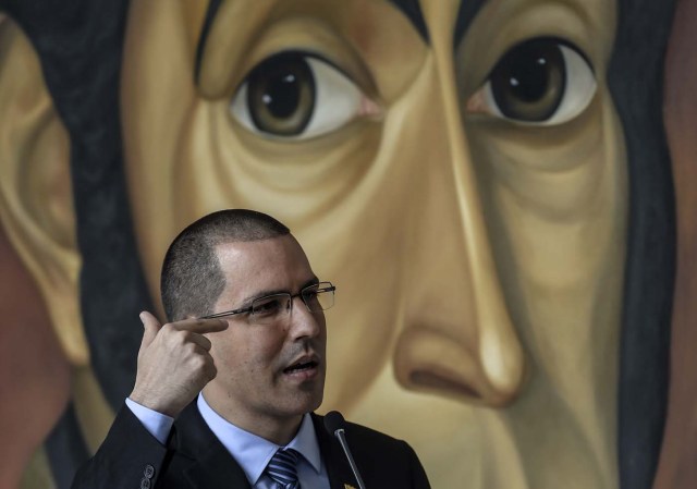 Venezuelan Foreign Minister Jorge Arreaza speaks before a meeting with diplomats in Caracas on November 14, 2017. The government of Nicolas Maduro on Thursday accused the United States of "fomenting violence" with its new sanctions package against Venezuelan officials after the announcement of a resumption of dialogue with the opposition. / AFP PHOTO / JUAN BARRETO