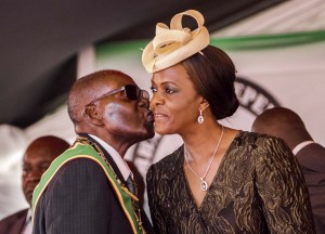 El partido de Mugabe también expulsa a Grace, la primera dama de Zimbabue