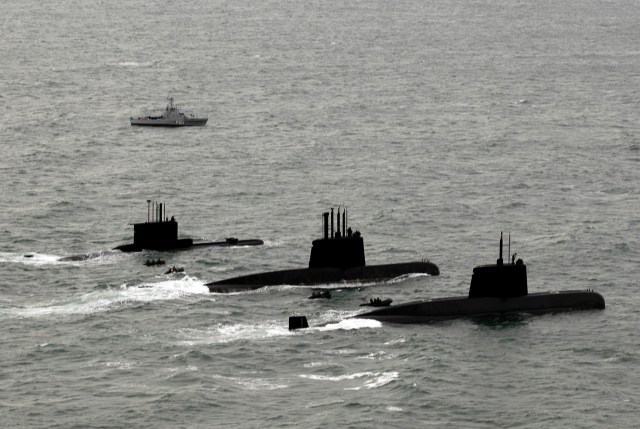 File picture released by Telam showing submarines ARA San Juan, ARA Salta and ARA Santa Cruz upon arrival to Mar del Plata's Navy Base on June 13, 2014. The Argentine submarine is still missing in Argentine waters on November 17, 2017, after it lost communication more than 48 hours ago. / AFP PHOTO / TELAM / ARGENTINA'S DEFENSE MINISTRY / - Argentina OUT