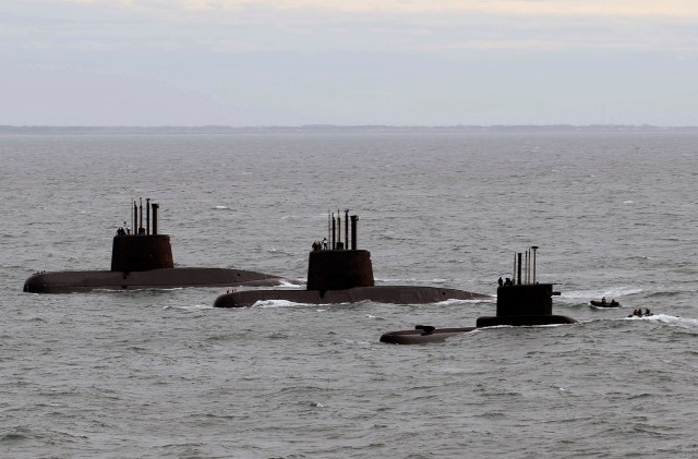 File picture released by Telam showing submarines ARA San Juan, ARA Salta and ARA Santa Cruz upon arrival to Mar del Plata's Navy Base on June 13, 2014.  The Argentine submarine is still missing in Argentine waters on November 17, 2017, after it lost communication more than 48 hours ago. / AFP PHOTO / TELAM / ARGENTINA'S DEFENSE MINISTRY /  - Argentina OUT