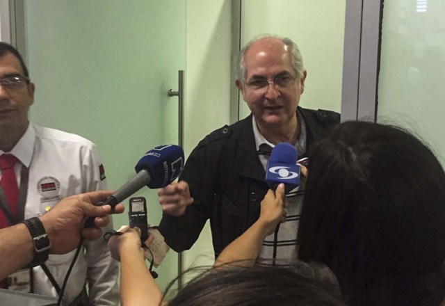 El ex alcalde de Caracas, Antonio Ledezma, de 62 años, habla con periodistas en el Aeropuerto Internacional Camilo Daza en Cúcuta, Colombia, el 17 de noviembre de 2017, después de escapar del arresto domiciliario en la capital venezolana. / AFP PHOTO / STR