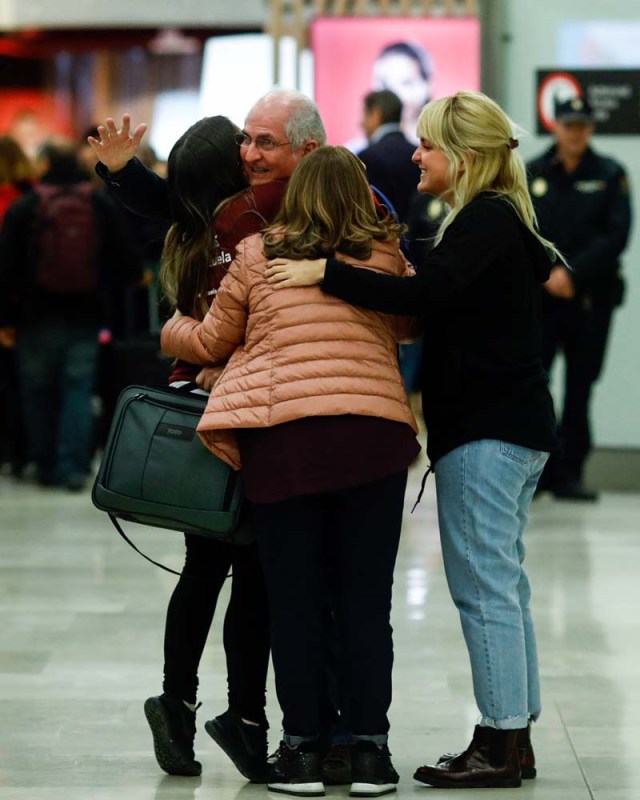 The mayor of Caracas, Antonio Ledezma (C) is greeted by his family upon his arrival to the Barajas Airport on November 18, 2017 in Madrid. Ledezma arrived from Bogota to Spain on November 18 after escaping house arrest in the Venezuelan capital, after having been accused of conspiracy against the government of Nicolas Maduro. / AFP PHOTO / OSCAR DEL POZO
