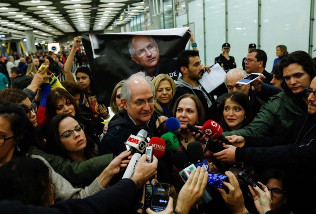 The mayor of Caracas, Antonio Ledezma (C) speaks to journalists upon his arrival to the Barajas Airport on November 18, 2017 in Madrid. Ledezma arrived from Bogota to Spain on November 18 after escaping house arrest in the Venezuelan capital, after having been accused of conspiracy against the government of Nicolas Maduro. / AFP PHOTO / OSCAR DEL POZO