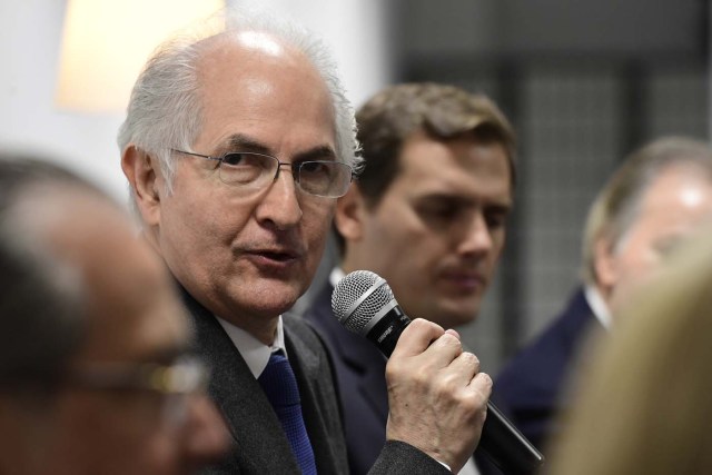 Former Caracas mayor Antonio Ledezma gives a press conference on November 20, 2017 in Madrid. The former mayor of Caracas, a staunch opponent of Venezuela's President, arrived in Madrid on November 18, 2017 after escaping house arrest and fleeing to Colombia. / AFP PHOTO / JAVIER SORIANO