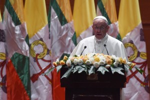 El papa Francisco pidió respetar los grupos étnicos en Birmania ante Aung San Suu Kyi