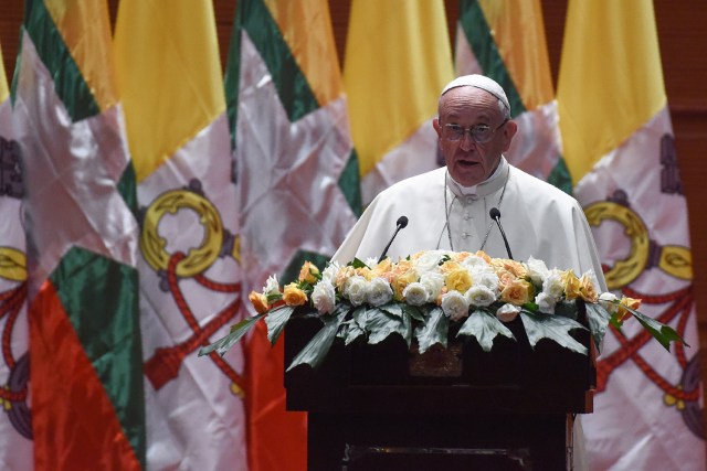 Pope Francis speaks during an event with Myanmar's civilian leader Aung San Suu Kyi (not in picture) in Naypyidaw on November 28, 2017. Pope Francis called for respect for rights and justice in a keenly-watched address in Myanmar on November 28, but refrained from any mention of the Rohingya, or allegations of ethnic cleansing that has driven huge numbers of the Muslim minority from the country. / AFP PHOTO / Ye Aung Thu