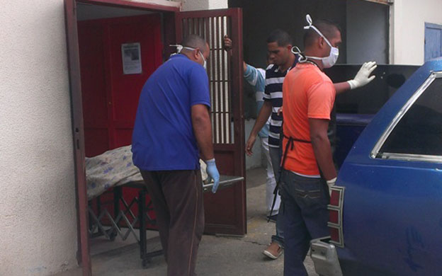El cadáver lo remitieron a la morgue del Hospital Adolfo D`Empaire en Cabimas. Funcionarios activaron un cerco policial para dar con el paradero de los verdugos