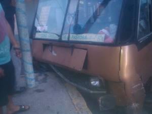 Al menos tres lesionados tras el choque de una camionetica en La Pastora (+fotos)
