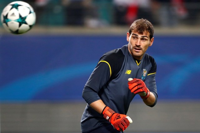 Soccer Football - Champions League - RB Leipzig vs FC Porto - Red Bull Arena Leipzig, Leipzig, Germany - October 17, 2017   Porto's Iker Casillas during the warm up before the match   REUTERS/Hannibal Hanschke