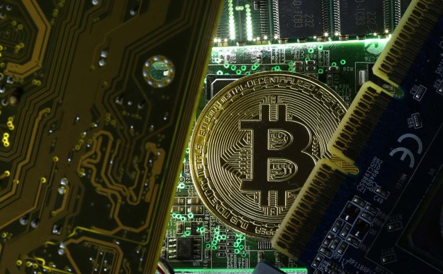 Ilustración de un bitcoin se observa en la placa madre de un PC, 26 de octubre de 2017. Fotografía tomada el 26 de octubre de 2017. REUTERS / Dado Ruvic
