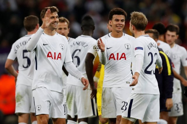 Los jugadores del Tottenham celebra su pase a octavos de final de la Champions League. Action Images via Reuters/Paul Childs