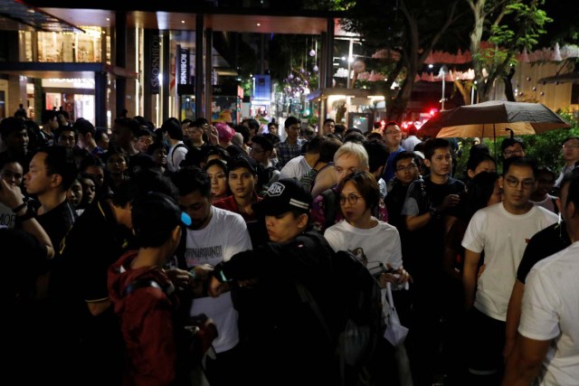 People queue overnight for the iPhone X launch outside the Apple store in Singapore November 3, 2017. REUTERS/Edgar Su