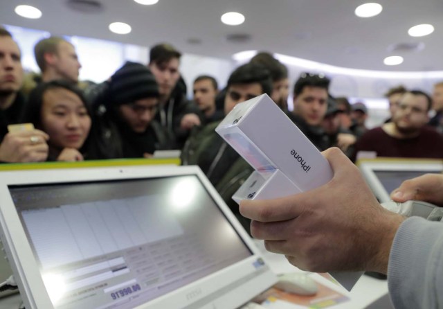 A store employee sells Apple's new iPhone X during its global launch at a cell phone store in central Moscow, Russia November 3, 2017. REUTERS/Tatyana Makeyeva