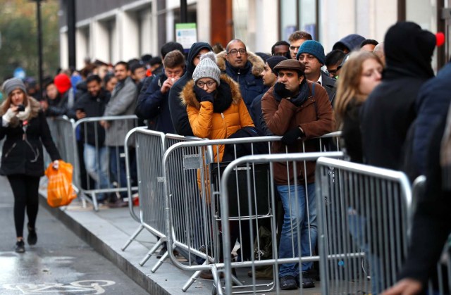 Customers queue outside the Apple Store in Regents Street before it opens on the day that the new iPhone X goes on sale in London, Britain, November 3, 2017. REUTERS/Peter Nicholls