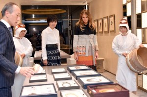 Melania Trump descubre en Tokio las perlas japonesas (fotos)