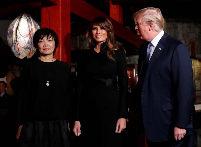 U.S. President Donald Trump (R) looks at his wife Melania and Japan's Prime Minister Shinzo Abe's wife Akie at a restaurant in Tokyo, Japan, November 5, 2017. REUTERS/Kim Kyung-Hoon