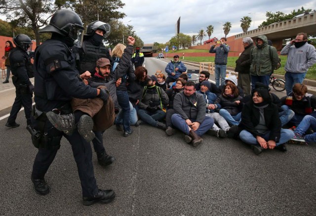 Police remove protestors blocking a ring road in Barcelona during a partial regional strike called by pro-independence parties and labour unions in Barcelona, Spain, November 8, 2017. REUTERS/Albert Gea