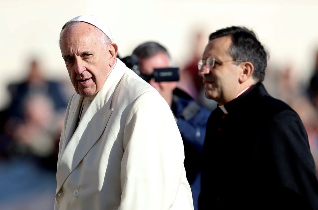 El Papa Francisco mira mientras llega durante su audiencia general del miércoles en la plaza de San Pedro en el Vaticano, el 8 de noviembre de 2017. REUTERS / Alessandro Bianchi