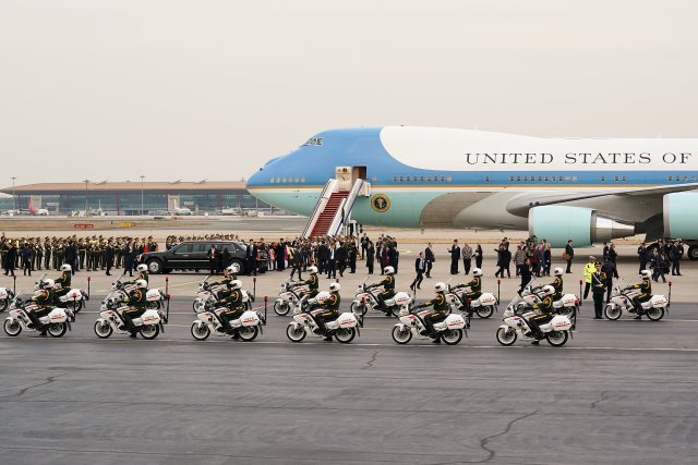 El presidente de EE. UU., Donald Trump, y la primera dama, Melania, se retiran de la pista después de su llegada al aeropuerto de Beijing Capital, Beijing, China, el 8 de noviembre de 2017. REUTERS / Lintao Zhang / Pool