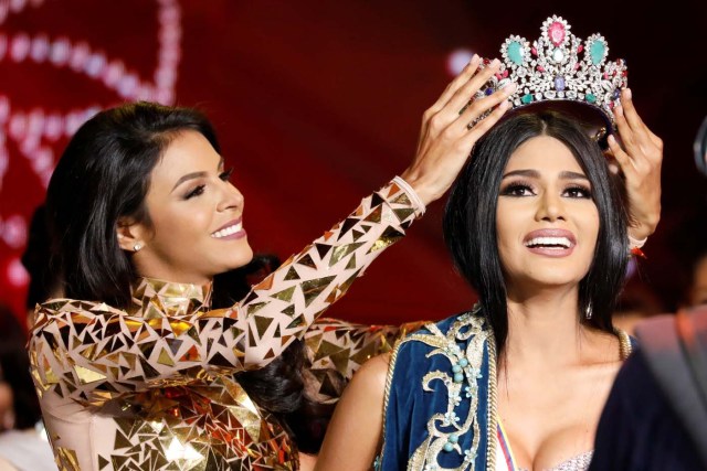 Miss Venezuela 2016 Keysi Sayago (L) crowns Miss Delta Amacuro, Sthefany Gutierrez, after she won the Miss Venezuela 2017 pageant in Caracas, Venezuela November 9, 2017. REUTERS/Marco Bello