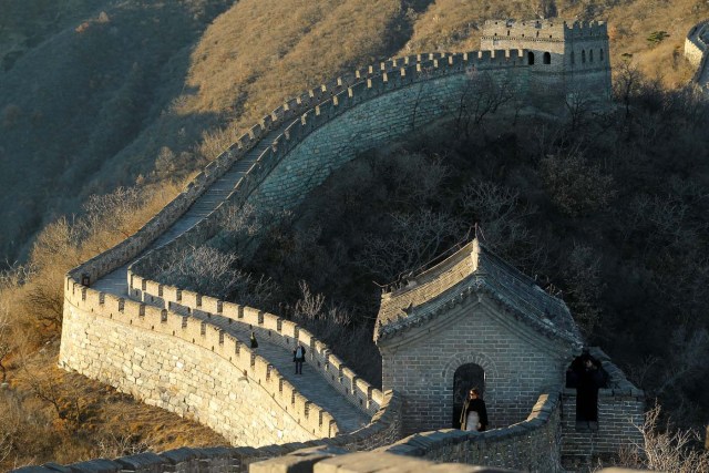 U.S. first lady Melania Trump visits the Mutianyu section of the Great Wall of China, in Beijing November 10, 2017.   REUTERS/Thomas Peter