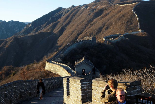 U.S. first lady Melania Trump visits the Mutianyu section of the Great Wall of China, in Beijing November 10, 2017. REUTERS/Thomas Peter