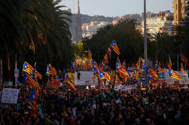 Los manifestantes participan en una manifestación convocada por asociaciones proindependentistas que piden la liberación de los activistas y líderes catalanes encarcelados en Barcelona, España, el 11 de noviembre de 2017. REUTERS / Javier Barbancho