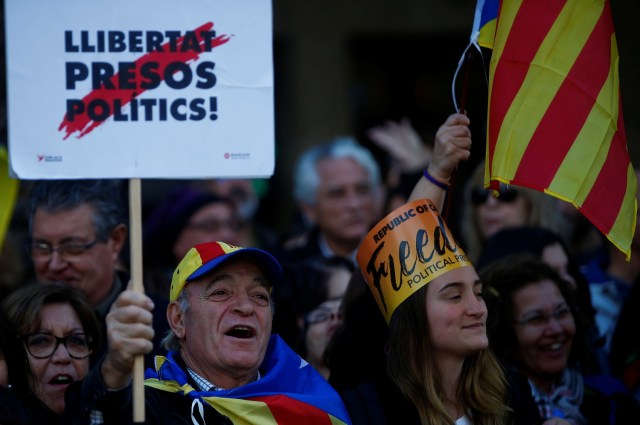 Un hombre sostiene una pancarta que dice "Presos políticos de la libertad" mientras participa en una manifestación convocada por asociaciones proindependentistas que piden la liberación de activistas y líderes catalanes encarcelados en Barcelona, España, el 11 de noviembre de 2017. REUTERS / Javier Barbancho