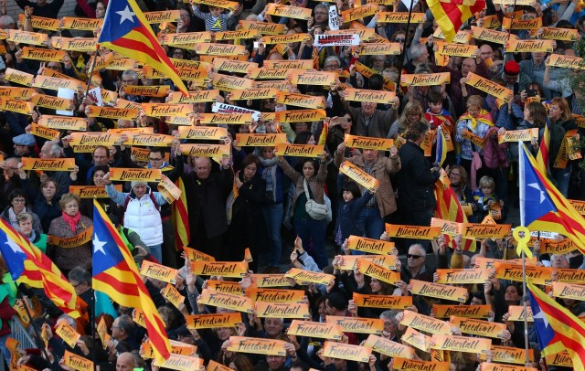 Los manifestantes sostienen pancartas que dicen "Libertad" durante una manifestación convocada por las asociaciones independentistas que piden la liberación de los activistas y líderes catalanes encarcelados, en Barcelona, España, el 11 de noviembre de 2017. REUTERS / Albert Gea