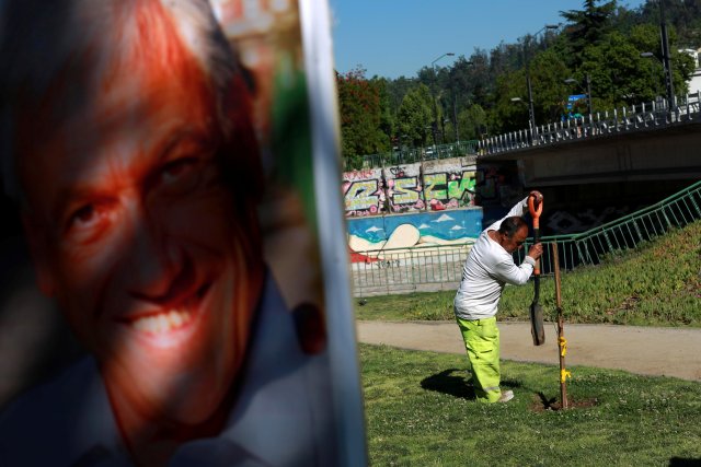 Un letrero que muestra la foto del candidato presidencial chileno Sebastián Piñera se ve en un parque en Santiago, Chile, el 11 de noviembre de 2017. REUTERS / Pablo Sanhueza