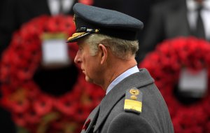 El príncipe Carlos sustituye a Isabel II en homenaje a los caídos en guerras