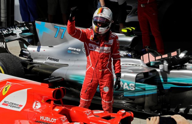Gran Premio de Brasil 2017 - Sao Paulo, Brasil - 12 de noviembre de 2017 Sebastian Vettel de Ferrari celebra la carrera REUTERS / Paulo Whitaker