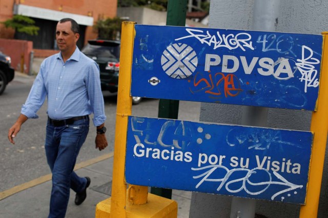 El logo de Pvsa en una estación de servicios en Caracas, Venezuela /Foto REUTERS/Marco Bello
