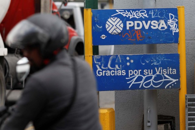 El logo de Pvsa en una estación de servicios en Caracas, Venezuela /Foto REUTERS/Marco Bello