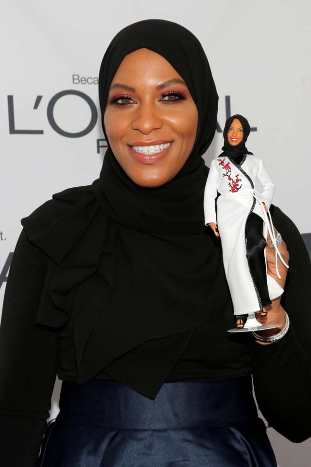 Olympic fencer Ibtihaj Muhammad holds a Barbie doll made in her likeness as she attends the 2017 Glamour Women of the Year Awards at the Kings Theater in Brooklyn, New York, U.S., November 13, 2017. REUTERS/Andrew Kelly