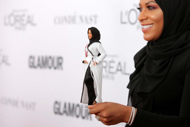 Olympic fencer Ibtihaj Muhammad holds a Barbie doll made in her likeness as she attends the 2017 Glamour Women of the Year Awards at the Kings Theater in Brooklyn, New York, U.S., November 13, 2017. REUTERS/Andrew Kelly