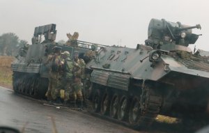 Tensión en Zimbabue: Convoy de tanques blindados ingresan a la capital del país (fotos)