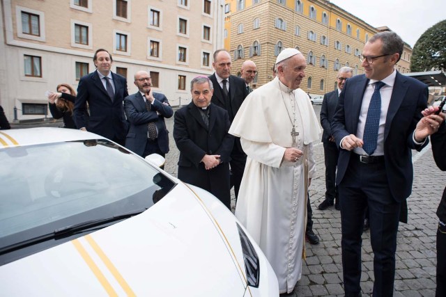 Pope Francis receives a Lamborghini Huracan prior to his Wednesday general audience in Saint Peter's square at the Vatican, November 15, 2017. Osservatore Romano/Handout via Reuters ATTENTION EDITORS - THIS IMAGE WAS PROVIDED BY A THIRD PARTY. NO RESALES.