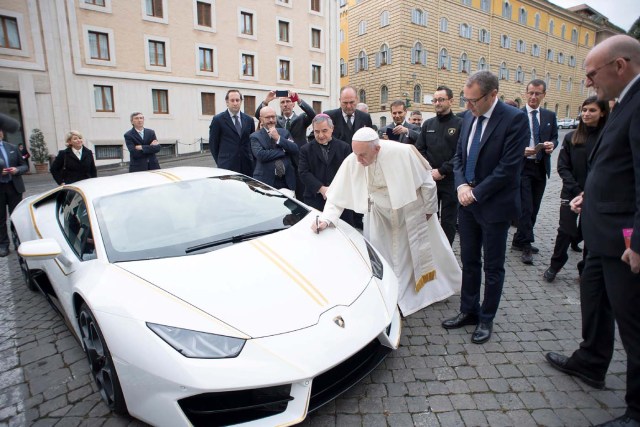 Pope Francis signs a Lamborghini Huracan prior to his Wednesday general audience in Saint Peter's square at the Vatican, November 15, 2017. Osservatore Romano/Handout via REUTERS ATTENTION EDITORS - THIS IMAGE WAS PROVIDED BY A THIRD PARTY. NO RESALES.