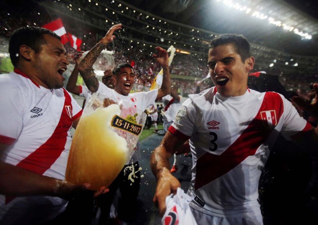 Soccer Football - Peru v New Zealand - 2018 World Cup Qualifying Playoffs - National Stadium, Lima, Peru - November 15, 2017. Peru's players celebrate their victory. REUTERS/Douglas Juarez TPX IMAGES OF THE DAY