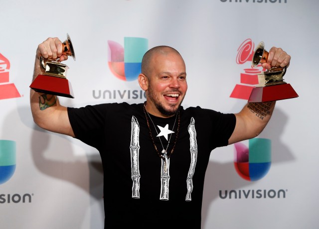 18th Latin Grammy Awards – Photo Room – Las Vegas, Nevada, Residente ostenta sus premios al Mejor Álbum de Música Urbana por "Residente" y a la Mejor Canción de Música Urbana por "Somos Anormales". REUTERS / Steve Marcus