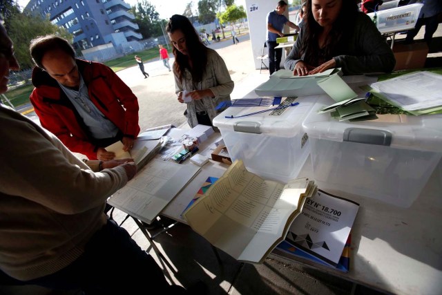 Election officials prepare a polling station in Santiago, Chile, November 19, 2017. REUTERS/Carlos Vera
