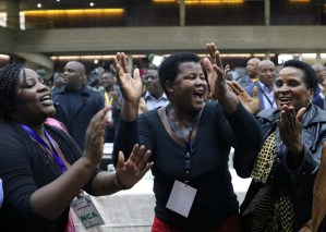 Partido oficialista de Zimbabue expulsó a Mugabe