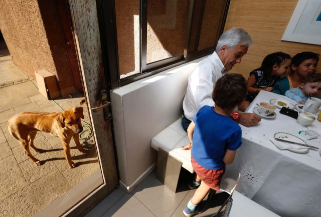 Chilean presidential candidate Sebastian Pinera has breakfast with his grandchildren and his wife Cecilia Morel before going to cast his vote in the presidential election in Santiago, Chile, November 19, 2017. REUTERS/Rodrigo Garrido