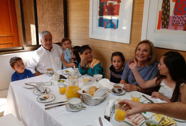 Chilean presidential candidate Sebastian Pinera has breakfast with his grandchildren and his wife Cecilia Morel before going to cast his vote in the presidential election in Santiago, Chile, November 19, 2017. REUTERS/Rodrigo Garrido