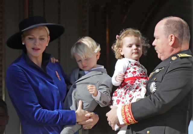 Prince Albert II of Monaco and his wife Princess Charlene hold their twins Prince Jacques and Princess Gabriella as they stand at the Palace Balcony during the celebrations marking Monaco's National Day, November 19, 2017.      REUTERS/Eric Gaillard