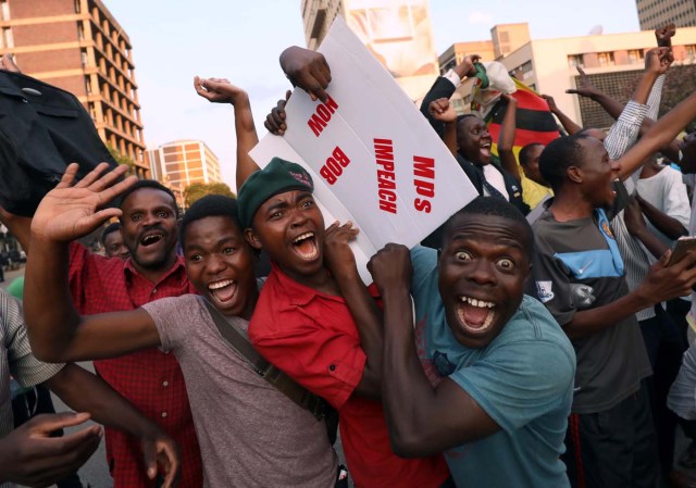 Zimbabuenses celebran después de que el presidente Robert Mugabe anunció su renuncia en Harare, Zimbabwe el 21 de noviembre de 2017. REUTERS / Mike Hutchings