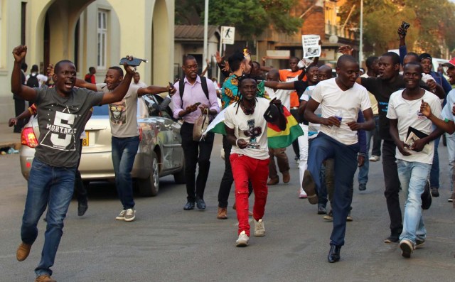 Zimbabweans celebrate after President Robert Mugabe resigns in Harare, Zimbabwe November 21, 2017. REUTERS/Philimon Bulawayo
