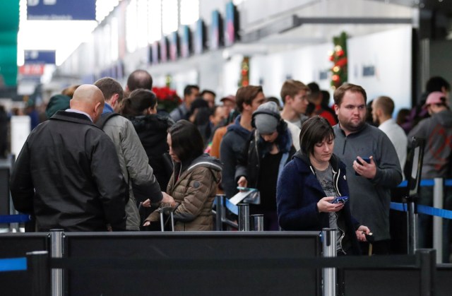 Travelers wait in a security check point line at O'Hare Airport ahead of the busy Thanksgiving Day weekend in Chicago, Illinois, U.S., November 21, 2017. REUTERS/Kamil Krzaczynski